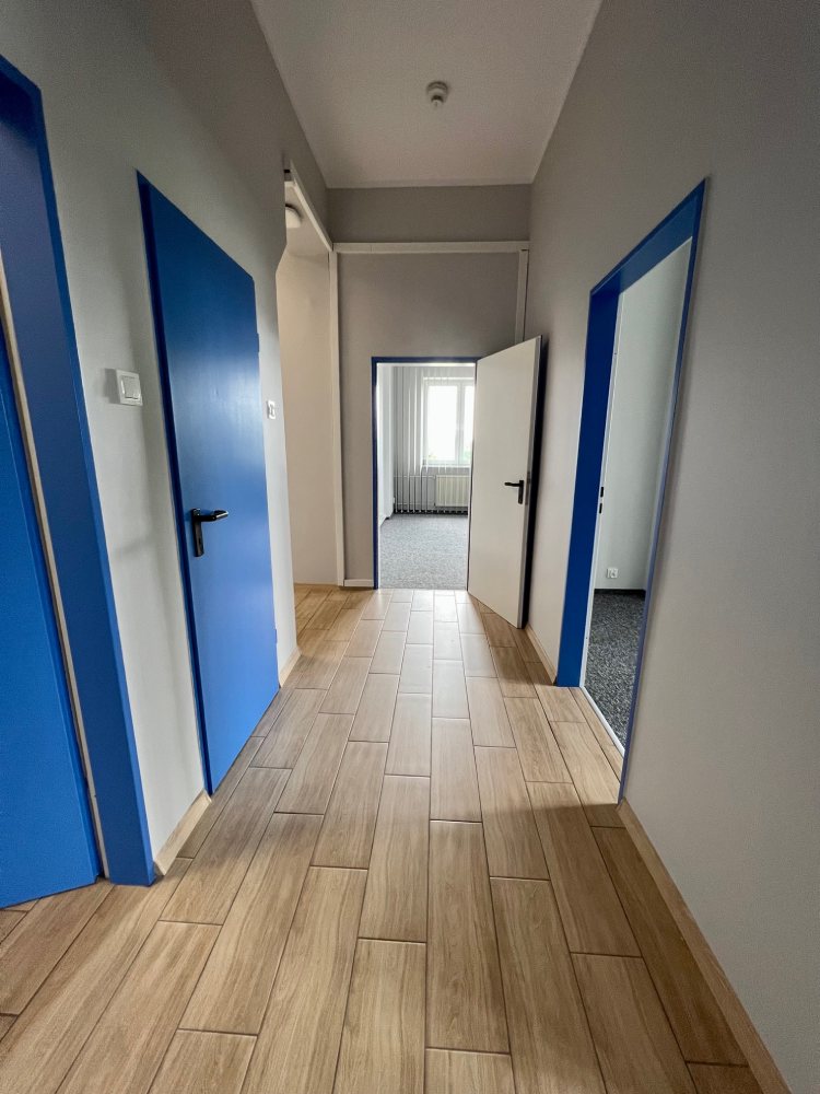 korytarz z niebieskimi drzwiami